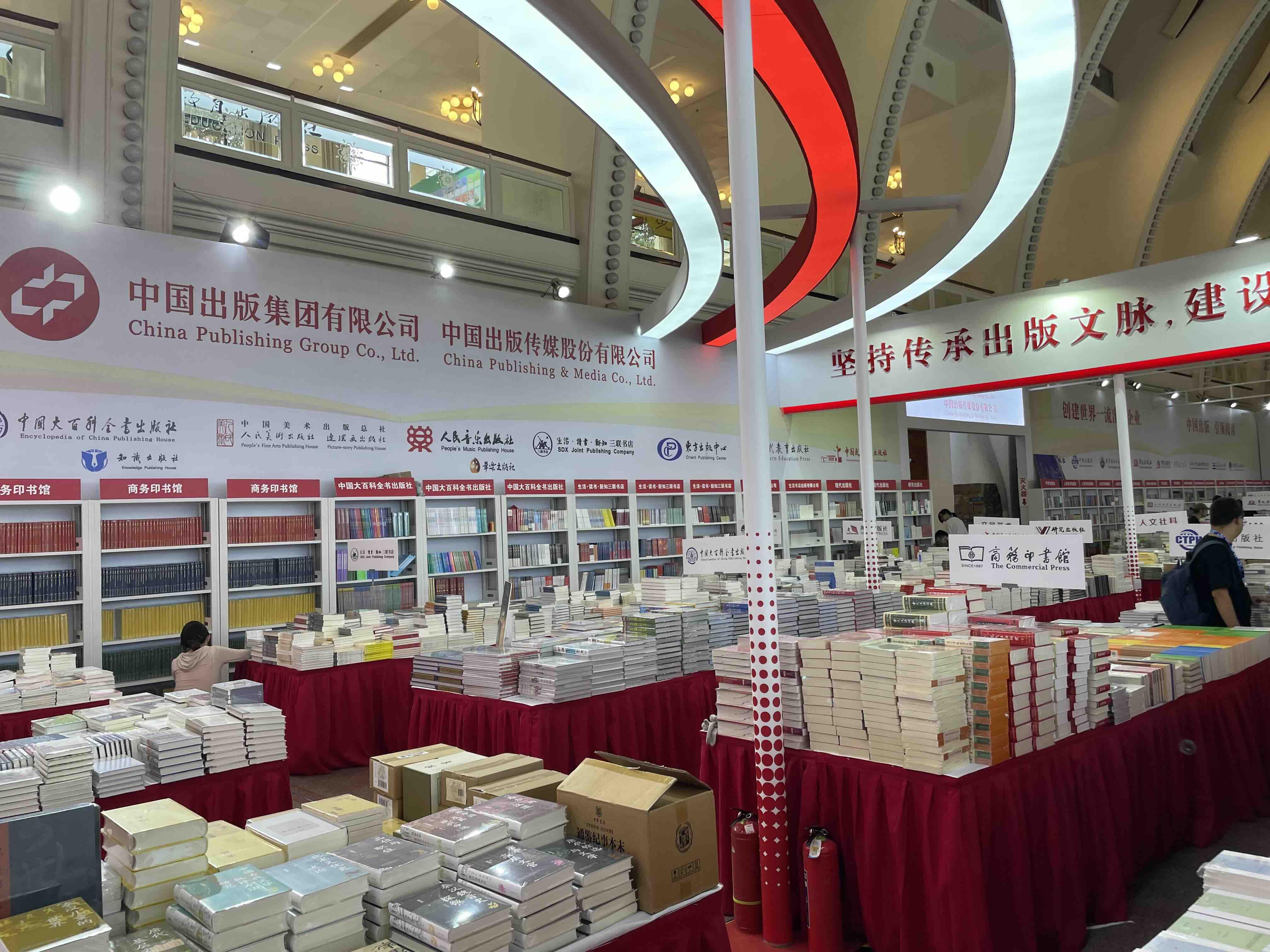 跨界營銷、文創(chuàng)上新、巧思策展2024上海書展涌現(xiàn)新玩法(圖2)