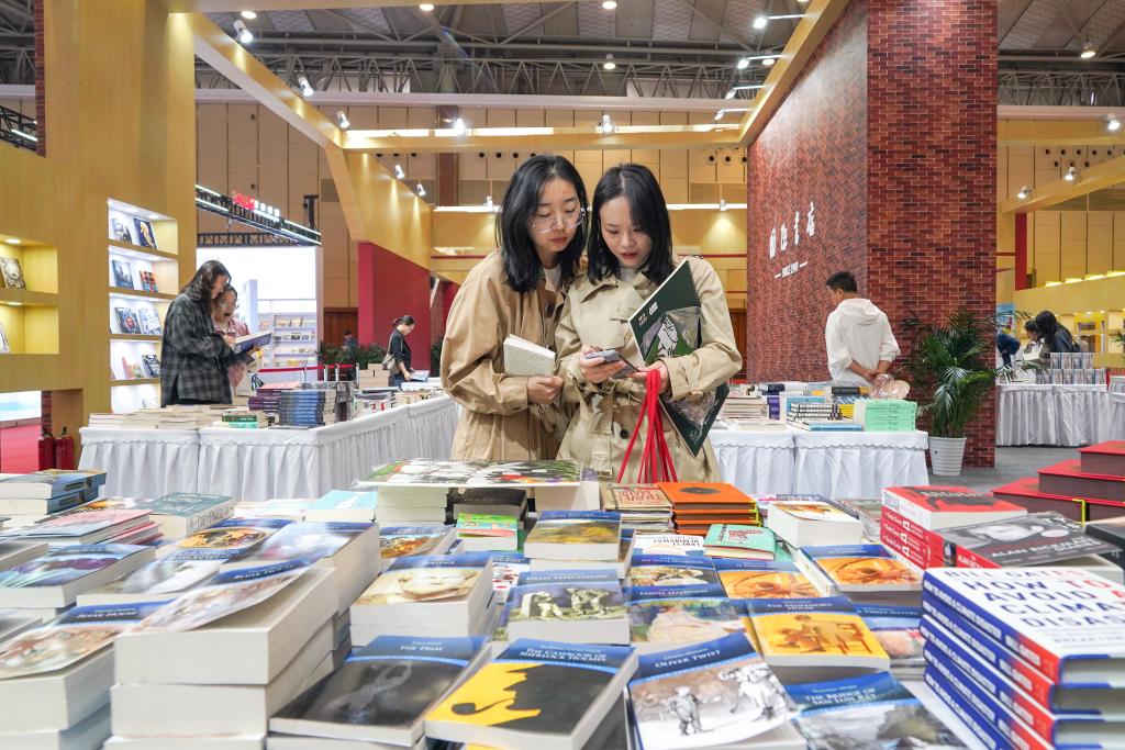 2024天府書(shū)展銷(xiāo)售超億元年輕讀者積極貢獻(xiàn)購(gòu)買(mǎi)力(圖2)