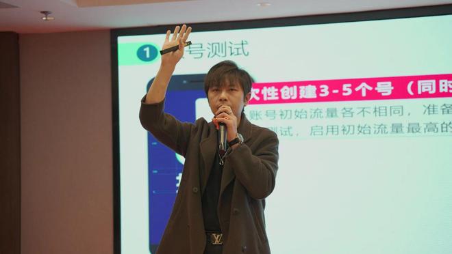 2024年福湘河南經(jīng)銷商峰會暨新媒體創(chuàng)新發(fā)展大會圓滿召開！(圖11)